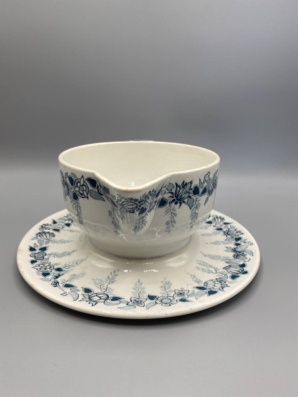 Soucoupe HBCM Seoul – vue du fond avec mètre, diamètre environ 19 cm