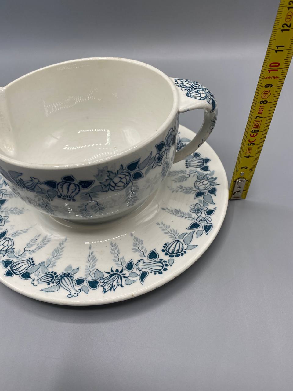 Tasse et soucoupe HBCM Seoul – vue détail frise florale, fuchsias et pivoines bleu profond et gris-bleu