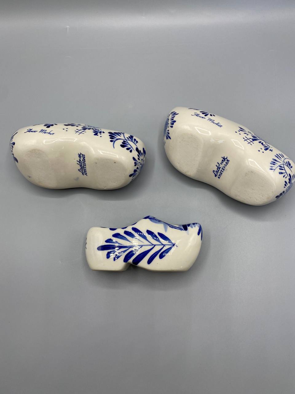 3 sabots Delft Blue – fond avec inscription Laddrak Amsterdam et Flower Market
