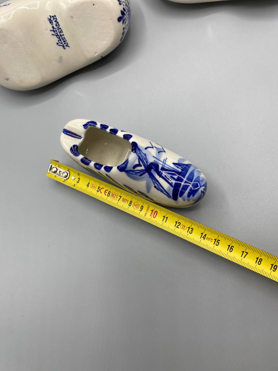 Petit sabot Delft Blue Laddrak – vue avec mètre, longueur environ 10 cm