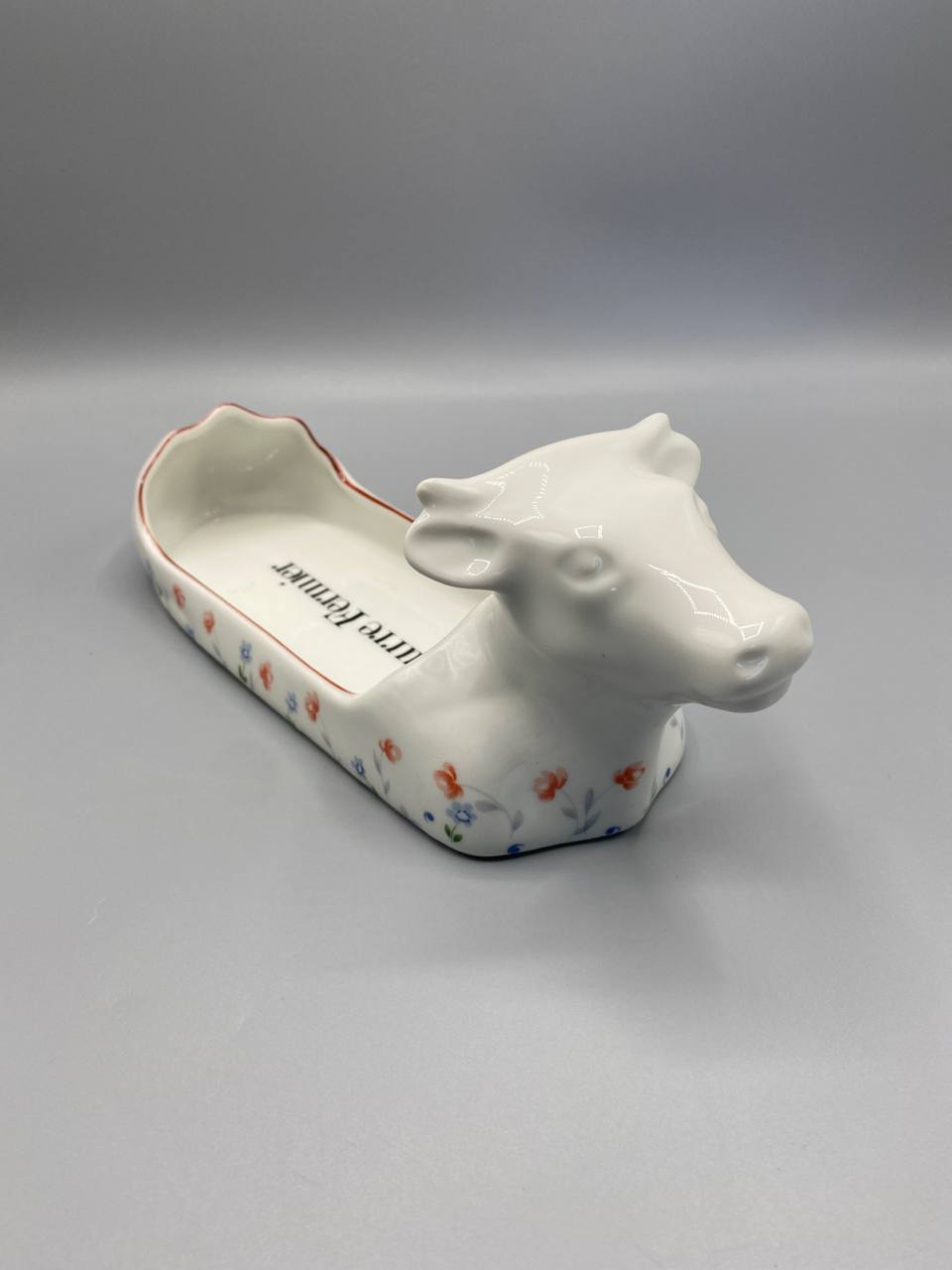 Beurrier vache Chauvigny – fond avec estampille F.D. Chauvigny Porcelaine France