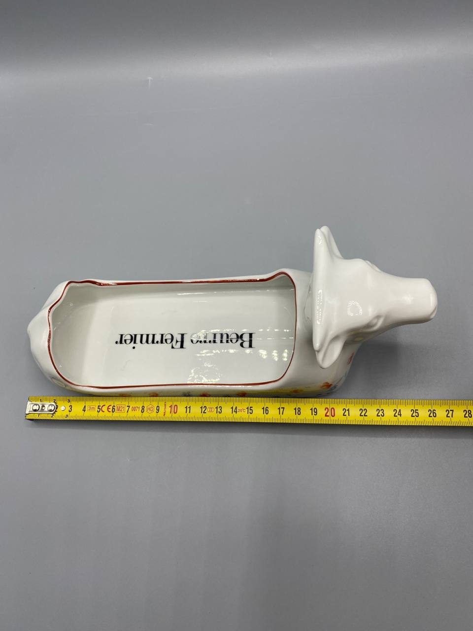 Beurrier vache Chauvigny – vue de largeur intérieure avec mètre, environ 8 cm