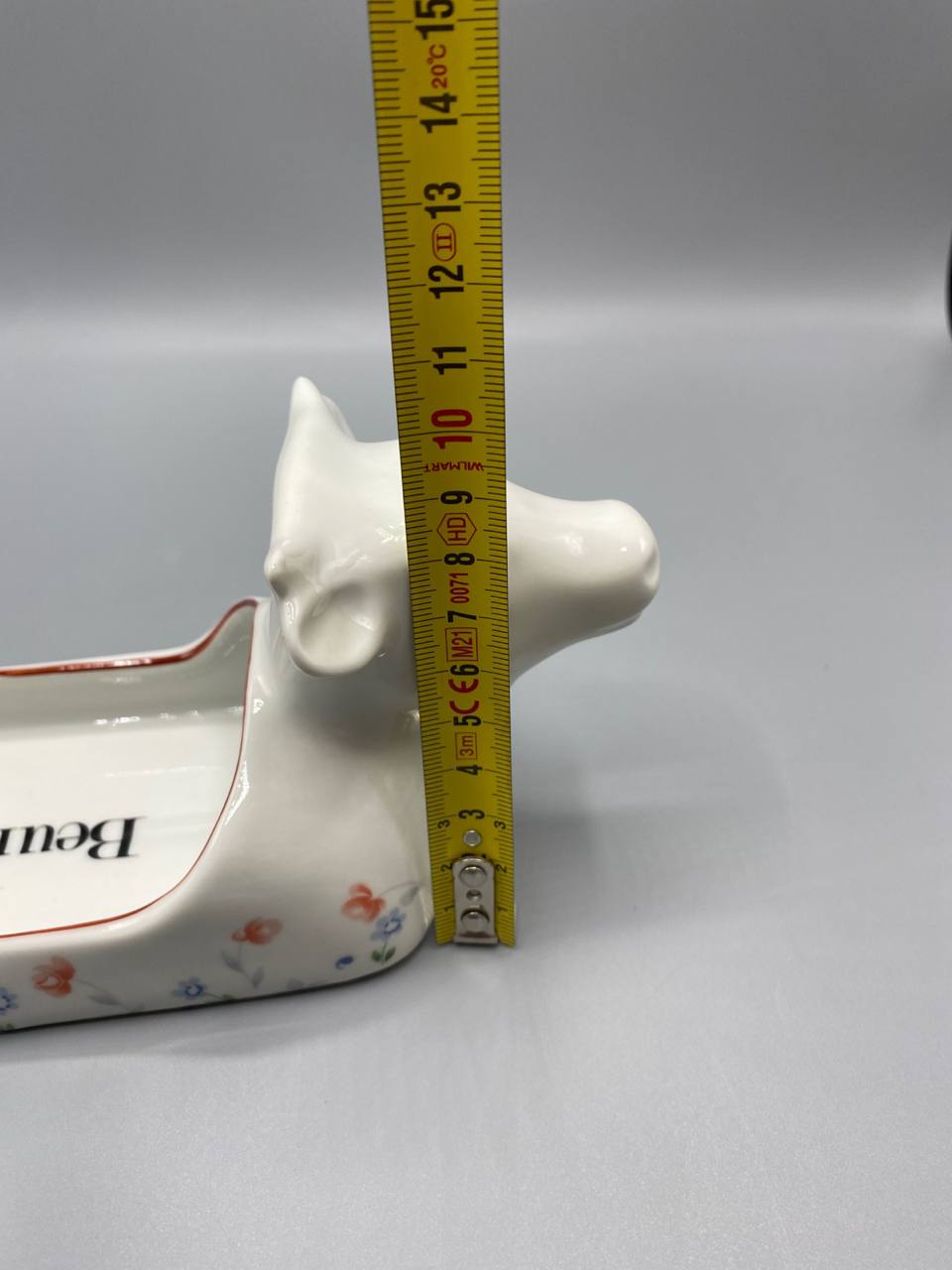 Beurrier vache Chauvigny – détail tête de vache modelée, oreilles et mufle expressif