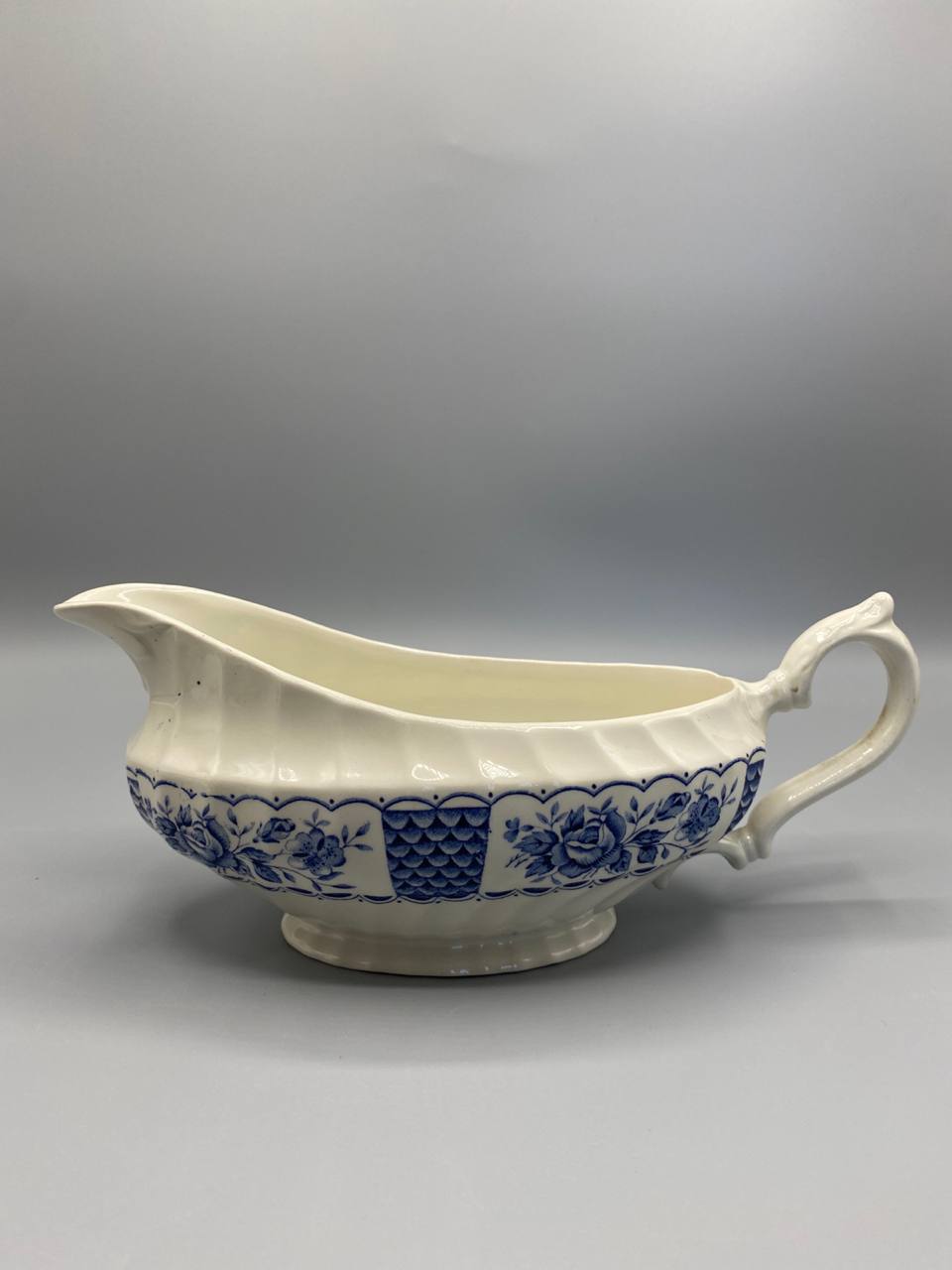 Saucière Myott Melody – vue de dessus, bec verseur et anse en pont
