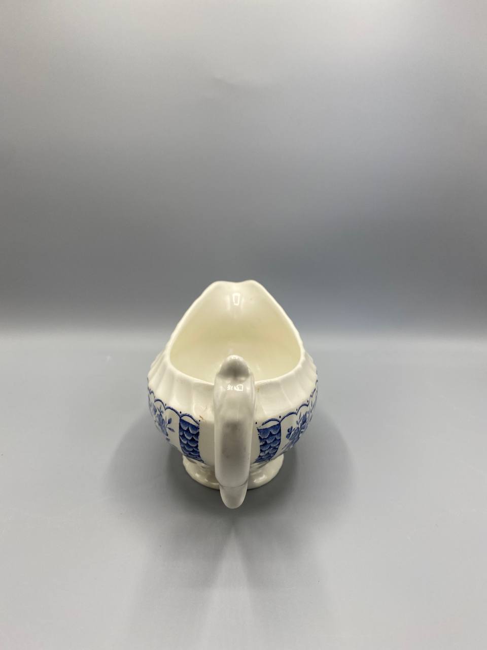Saucière Myott Melody – vue de profil, corps godronné et frise florale bleue