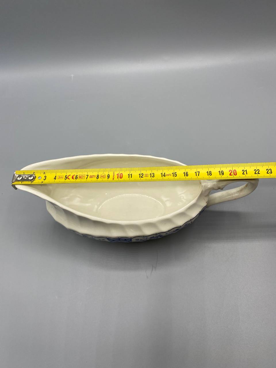 Saucière Myott Melody – vue de largeur avec mètre, environ 13 cm