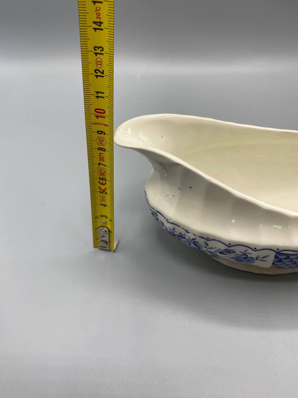 Saucière Myott Melody – détail frise médaillons floraux et écailles bleu cobalt