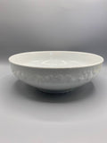 Saladier porcelaine blanche godronnée – vue de profil, frise en relief sur la panse