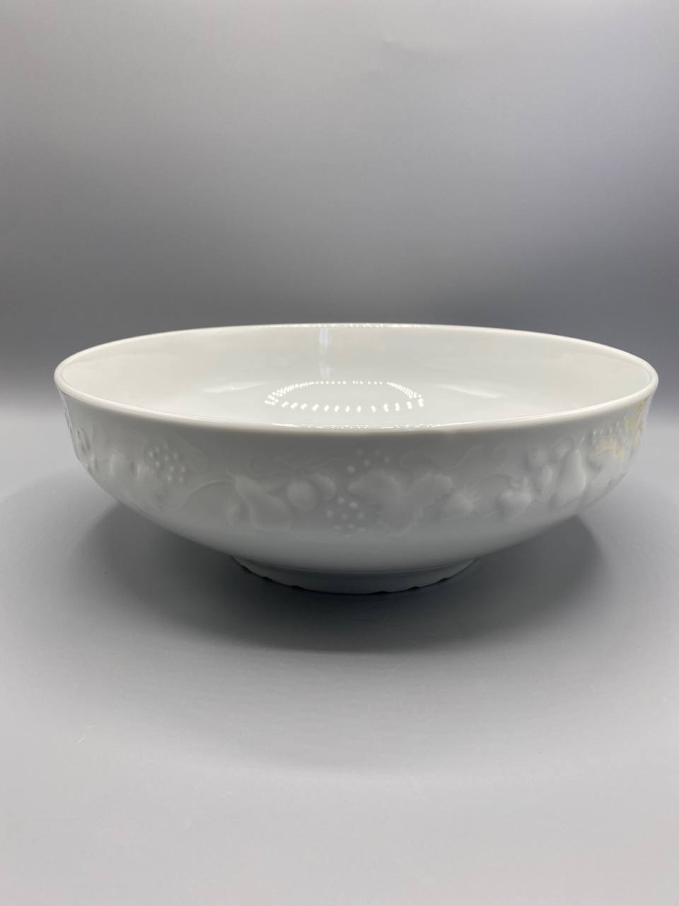 Saladier porcelaine blanche godronnée – vue de profil, frise en relief sur la panse