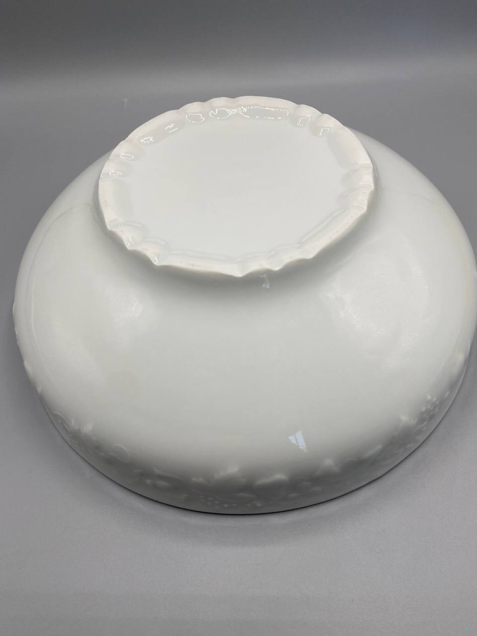 Saladier porcelaine blanche – vue du fond, pied festonné