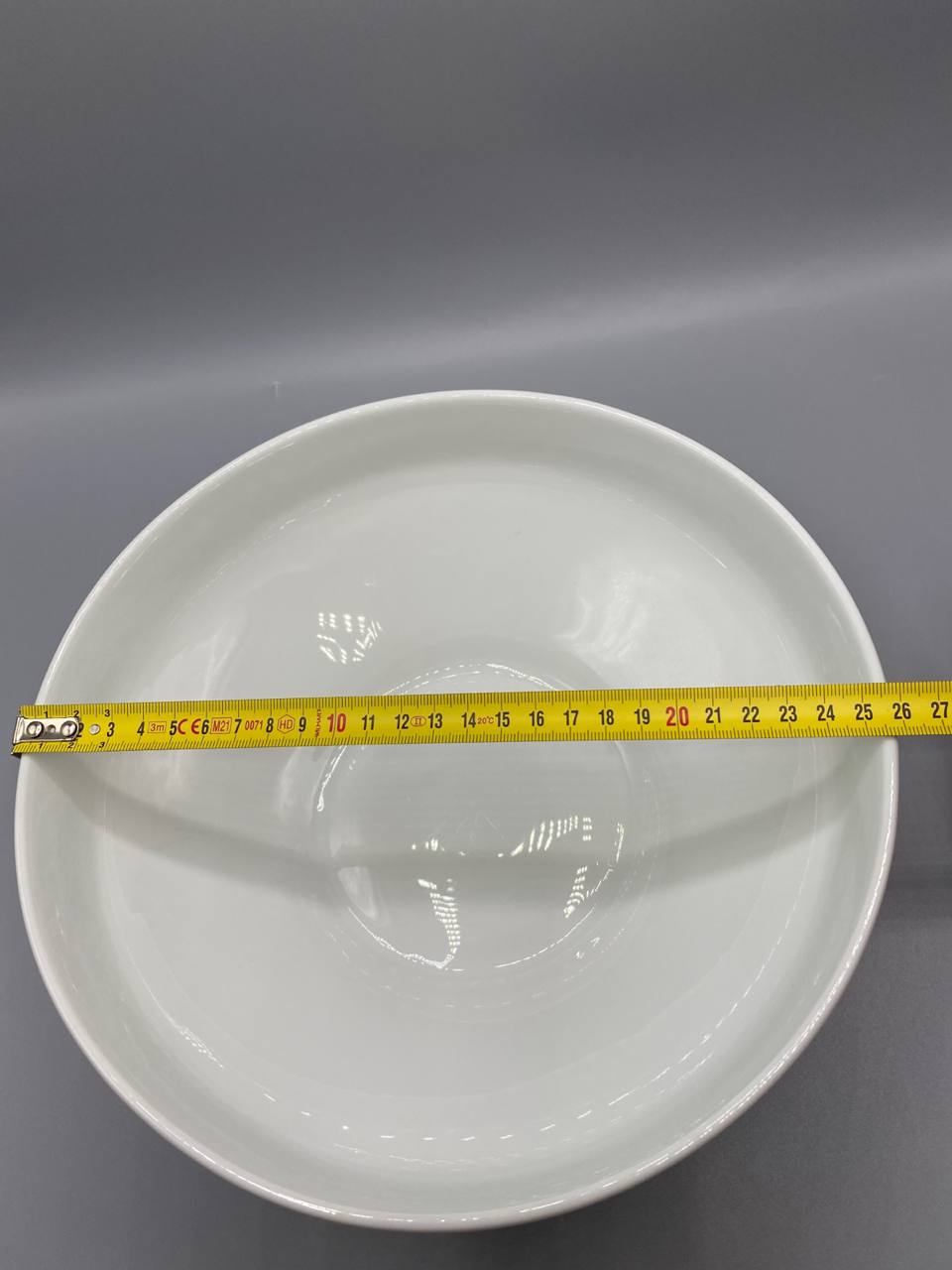 Saladier porcelaine blanche – vue de dessus avec mètre, diamètre environ 24 cm