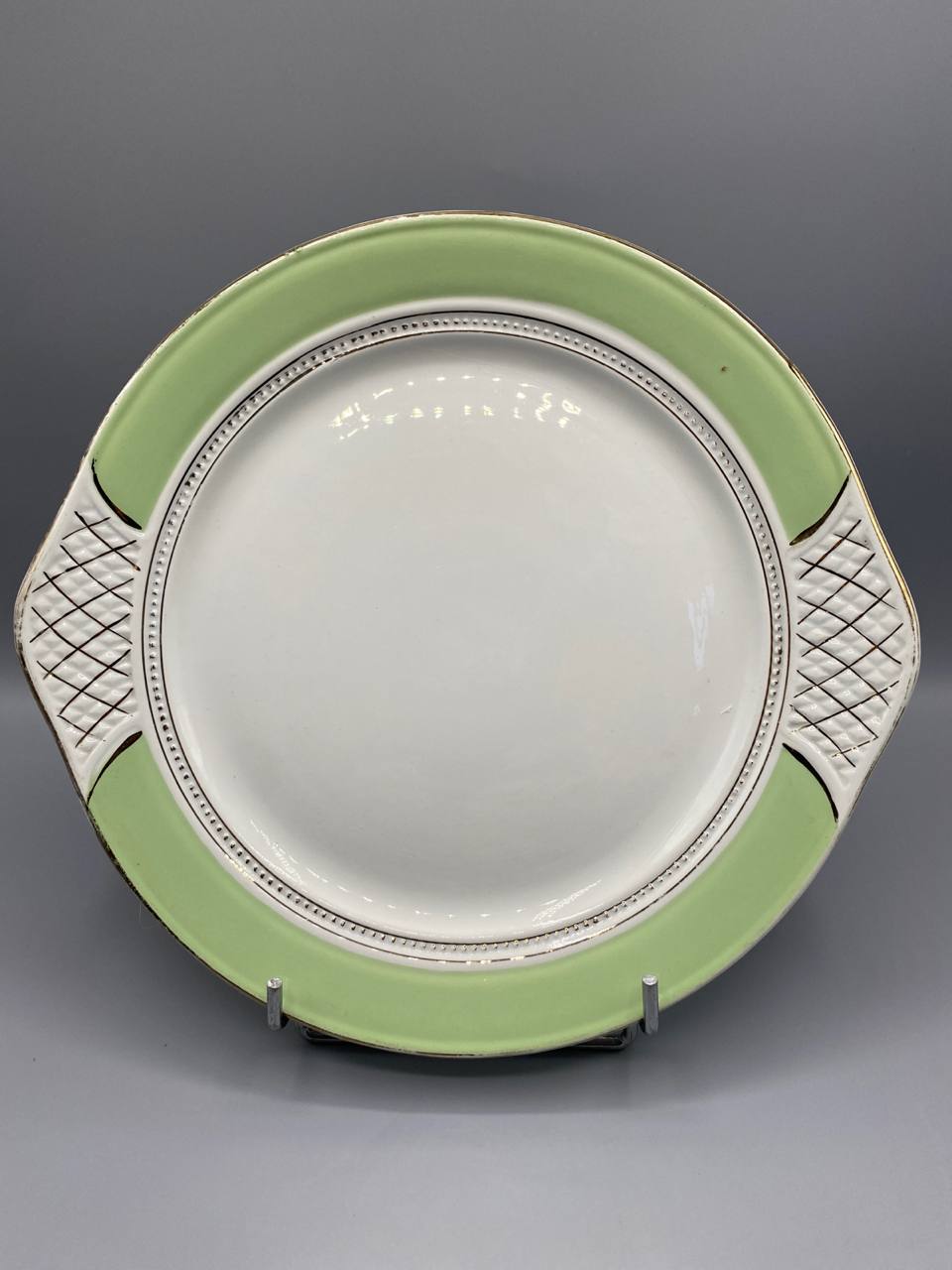 Plat à oreilles L'Amandinoise – vue de face, bandeau vert amande et filets dorés