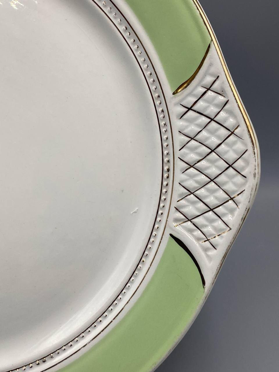 Plat à oreilles L'Amandinoise – détail oreille, motif vannerie en relief et filet doré