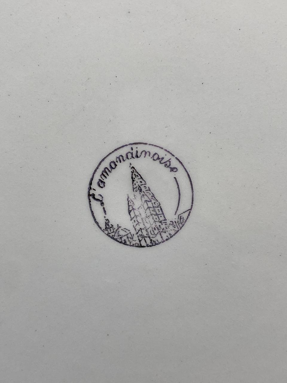 Plat à oreilles L'Amandinoise – fond avec estampille L'Amandinoise et clocher
