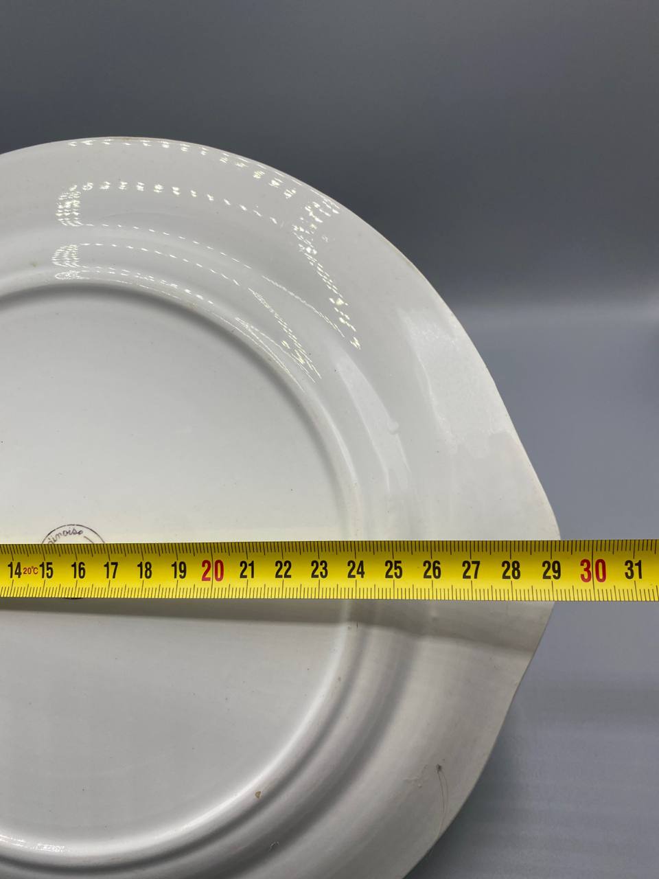 Plat à oreilles L'Amandinoise – vue du fond avec mètre, diamètre environ 30 cm