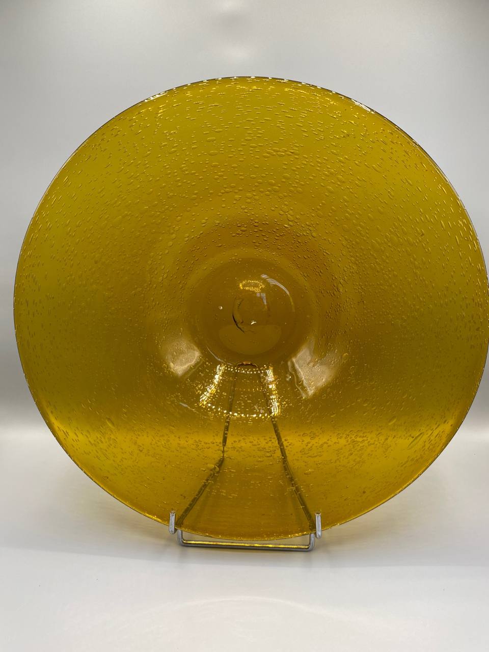 Grande coupe verre bullé ambré – vue de face sur présentoir, forme évasée