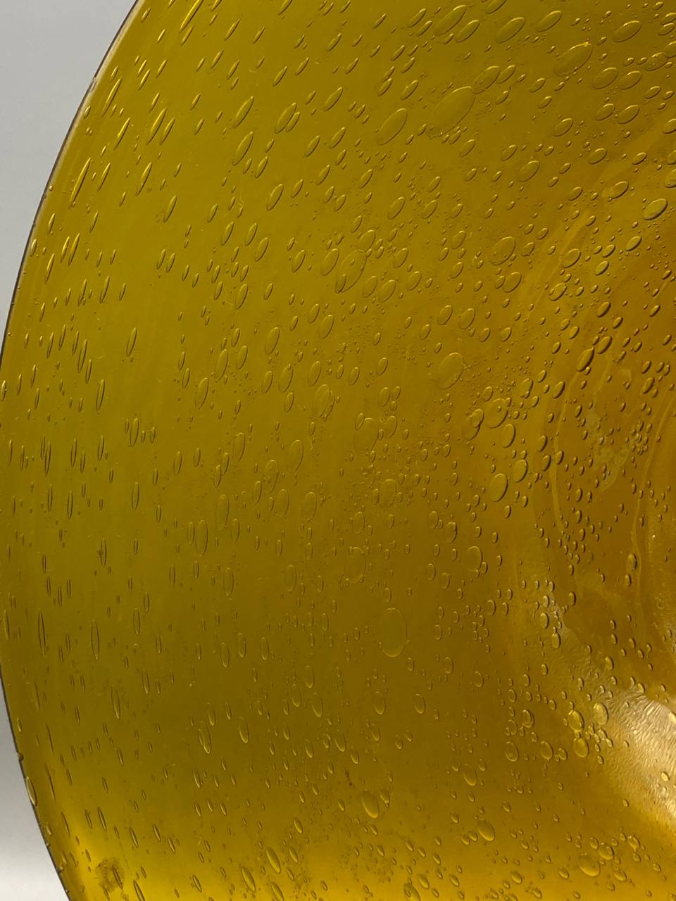 Grande coupe verre bullé ambré – détail surface, bulles d'air emprisonnées dans la masse