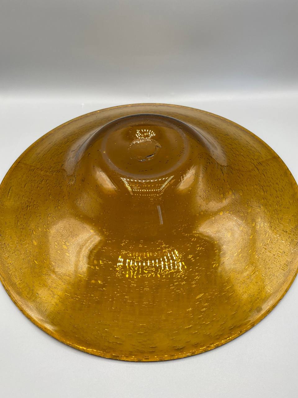 Grande coupe verre bullé ambré – vue du dessous, pied annulaire bas