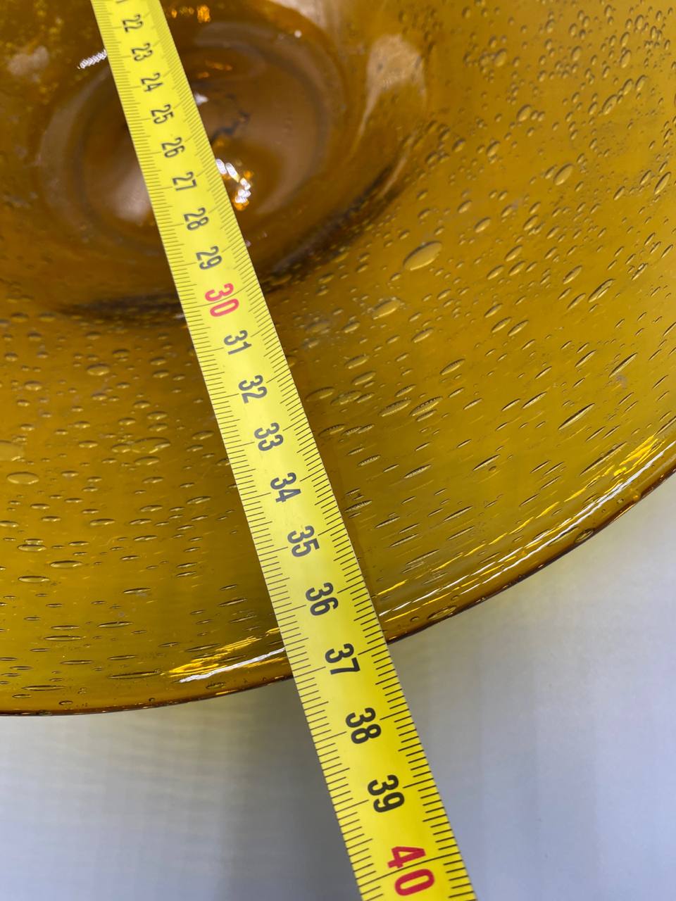 Grande coupe verre bullé ambré – vue avec mètre, diamètre environ 40 cm