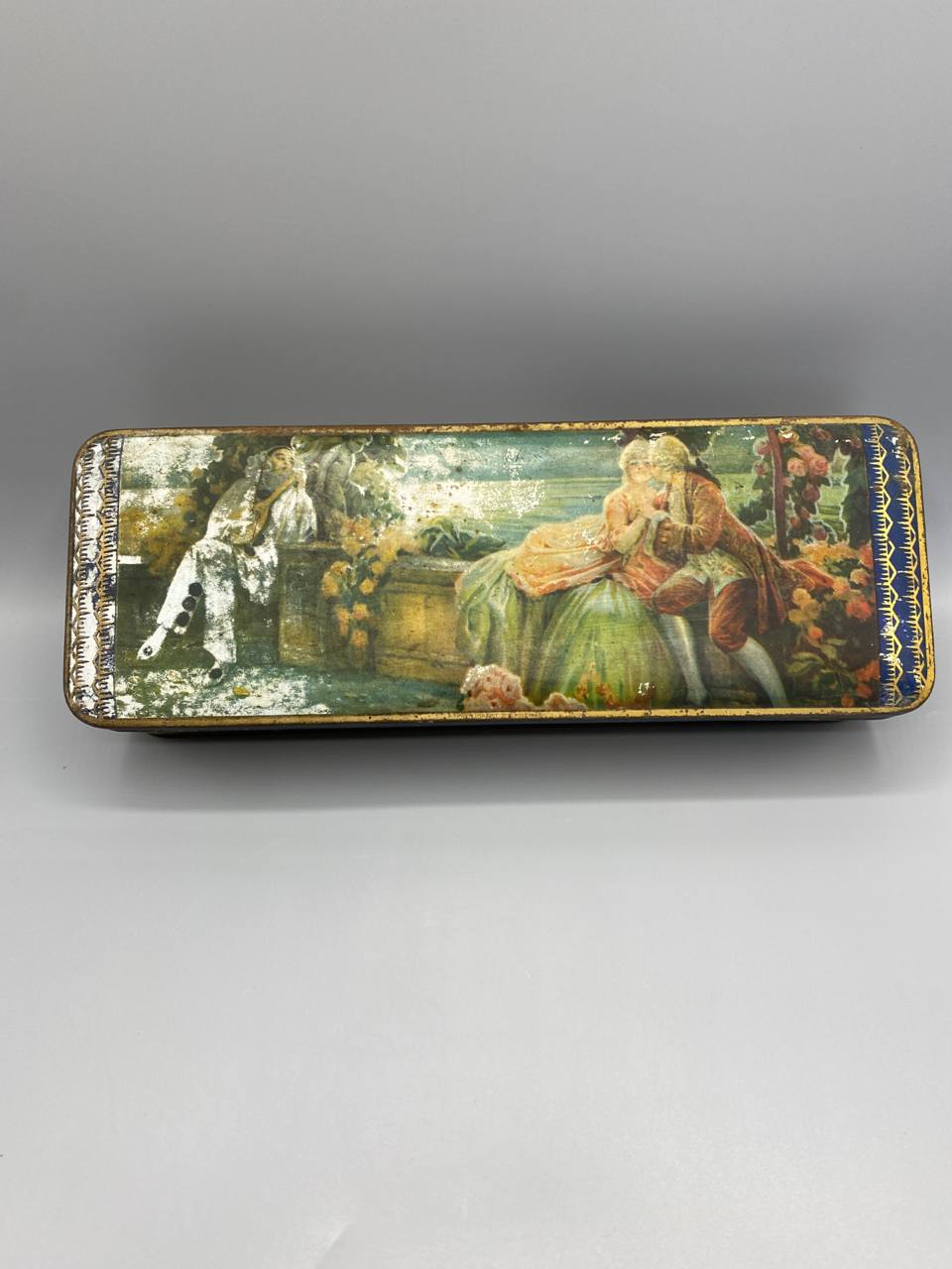 Boîte tôle lithographiée – vue de dessus, scène galante couple en costume XVIIIe