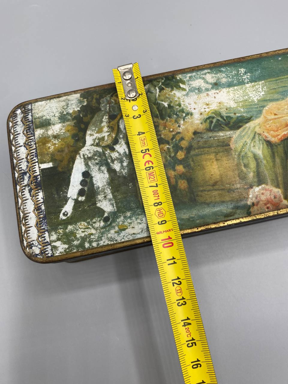 Boîte tôle lithographiée – vue de hauteur avec mètre, environ 4 cm