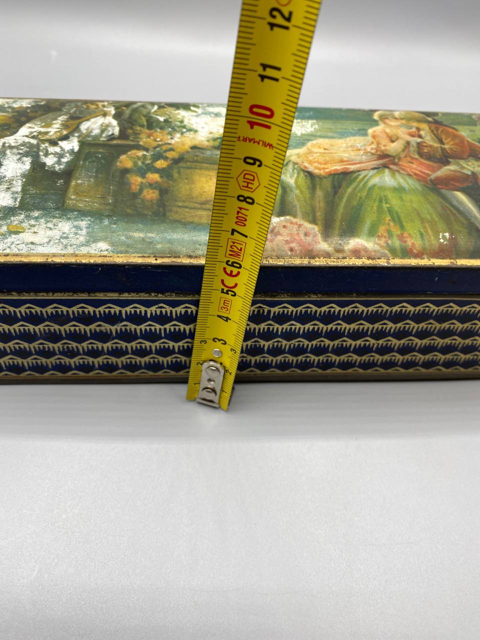 Boîte tôle lithographiée – détail frise écailles bleu cobalt et or sur les côtés
