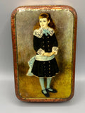 Boîte Pavesi – couvercle fermé, portrait fillette robe noire col dentelle d'après Renoir