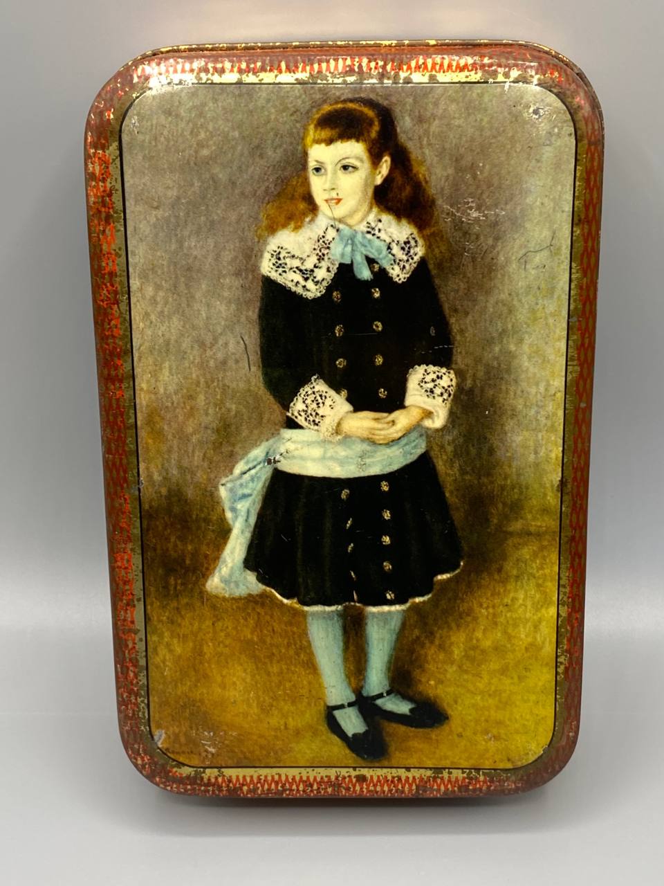 Boîte Pavesi – couvercle fermé, portrait fillette robe noire col dentelle d'après Renoir