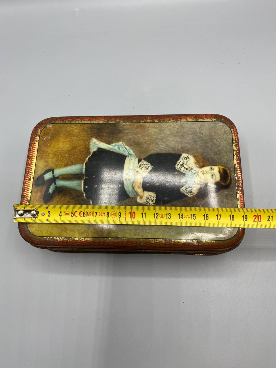 Boîte Pavesi – vue de longueur avec mètre, environ 20 cm