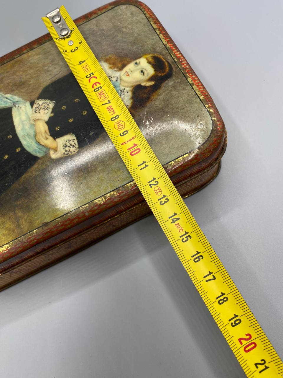 Boîte Pavesi – vue de largeur avec mètre, environ 14 cm