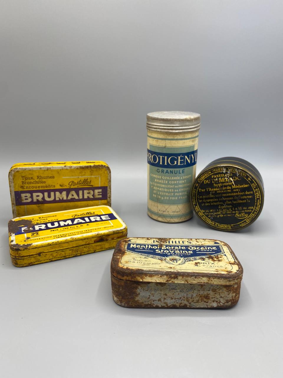 5 boîtes pharmaceutiques anciennes – vue d'ensemble, Brumaire, Belloc, Stovaïne, Protigényl