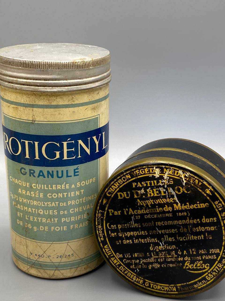 Protigényl Granulé et Pastilles du Dr Belloc – détail étiquettes et typographies d'époque