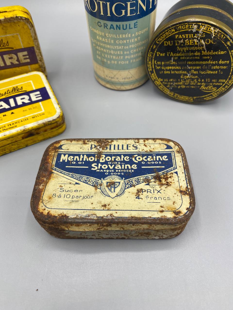 Boîte Pastilles Menthol-Borate-Cocäine Stovaïne – détail couvercle, prix 4 Francs