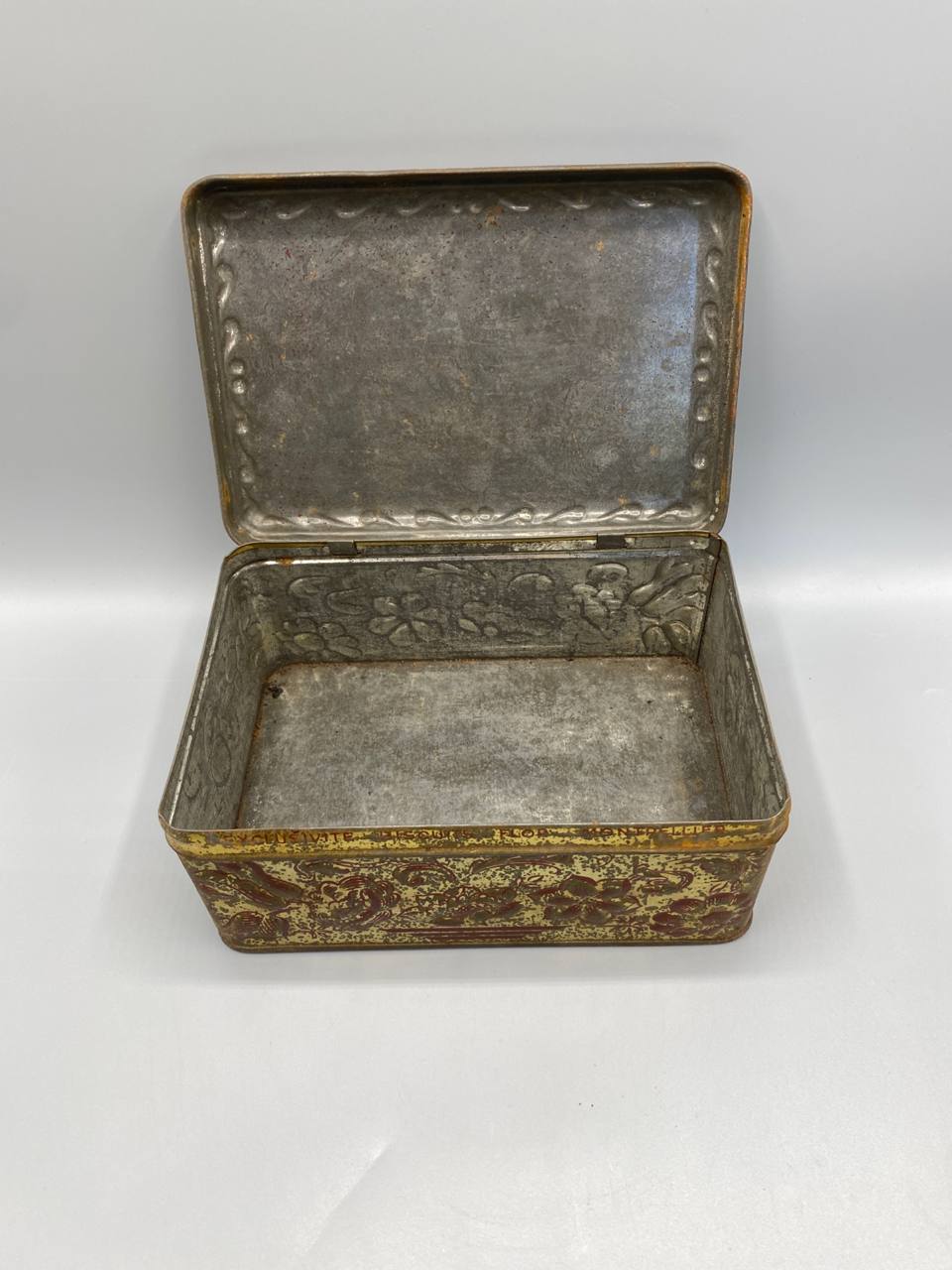 Boîte tôle Montpellier – tranche du couvercle, inscription dorée Montpellier