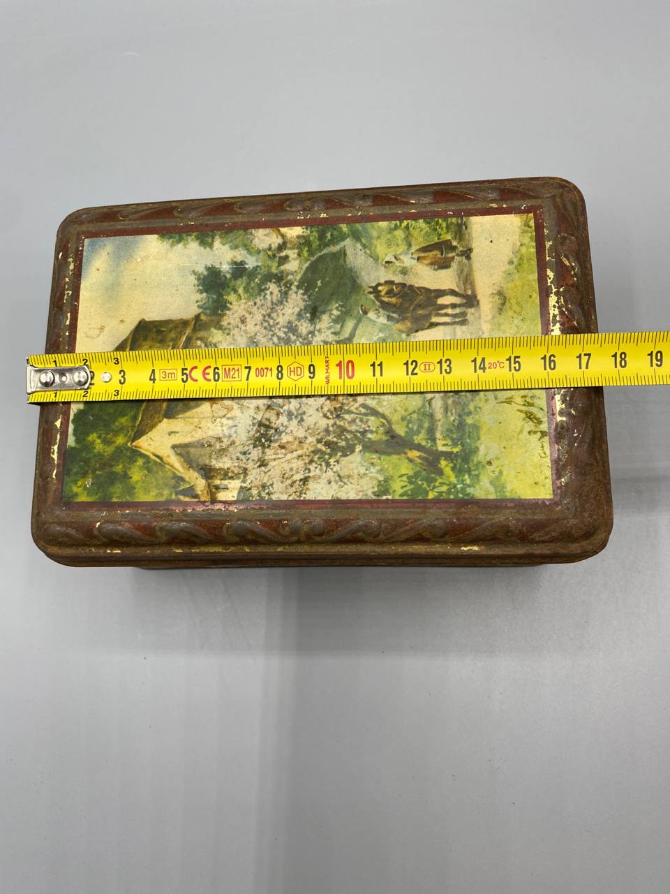 Boîte tôle Montpellier – vue de largeur avec mètre, environ 13 cm