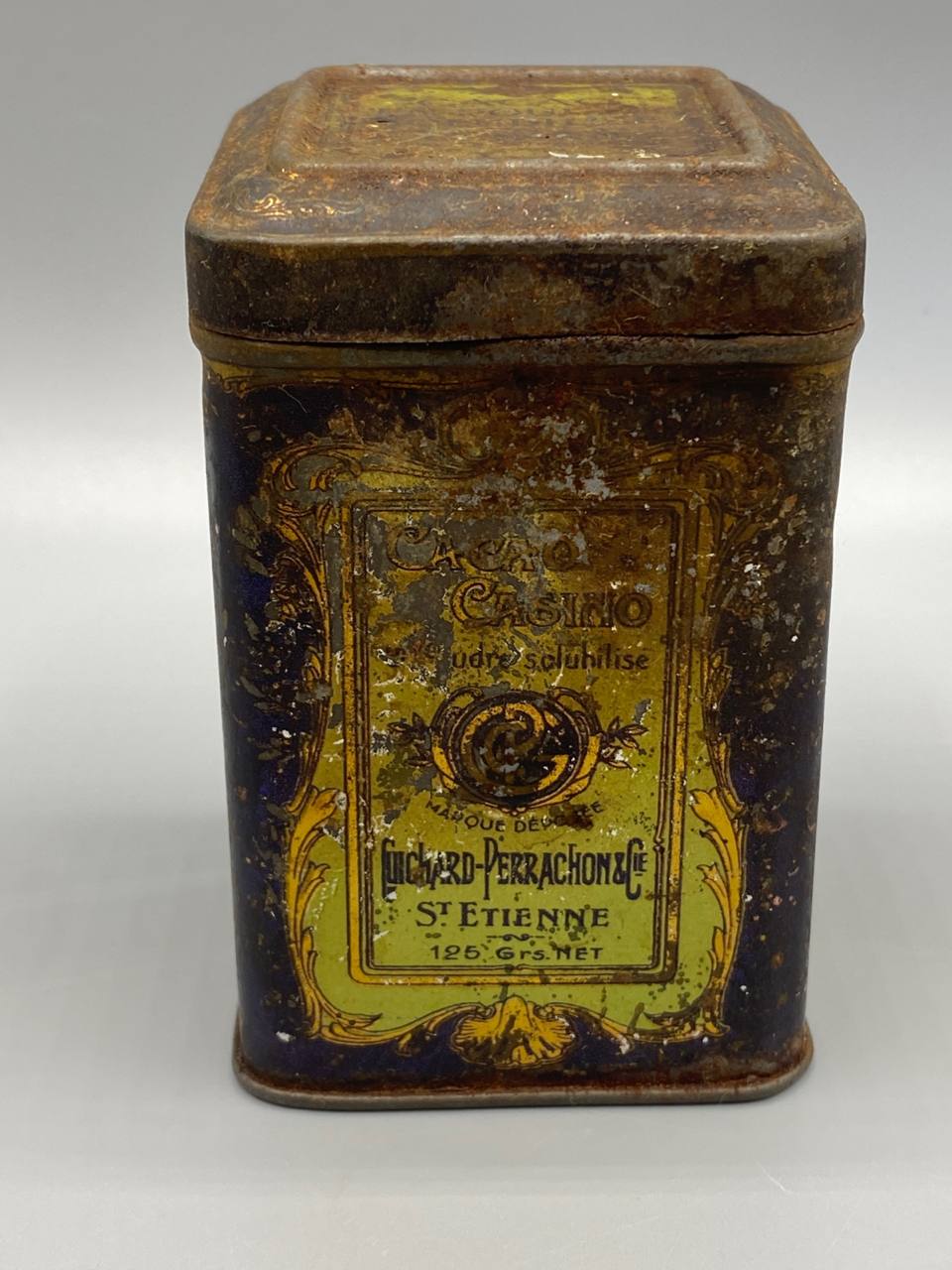 Boîte Cacao Casino Luchard-Perrachon – face principale, monogramme CP et cartouche jaune d'or
