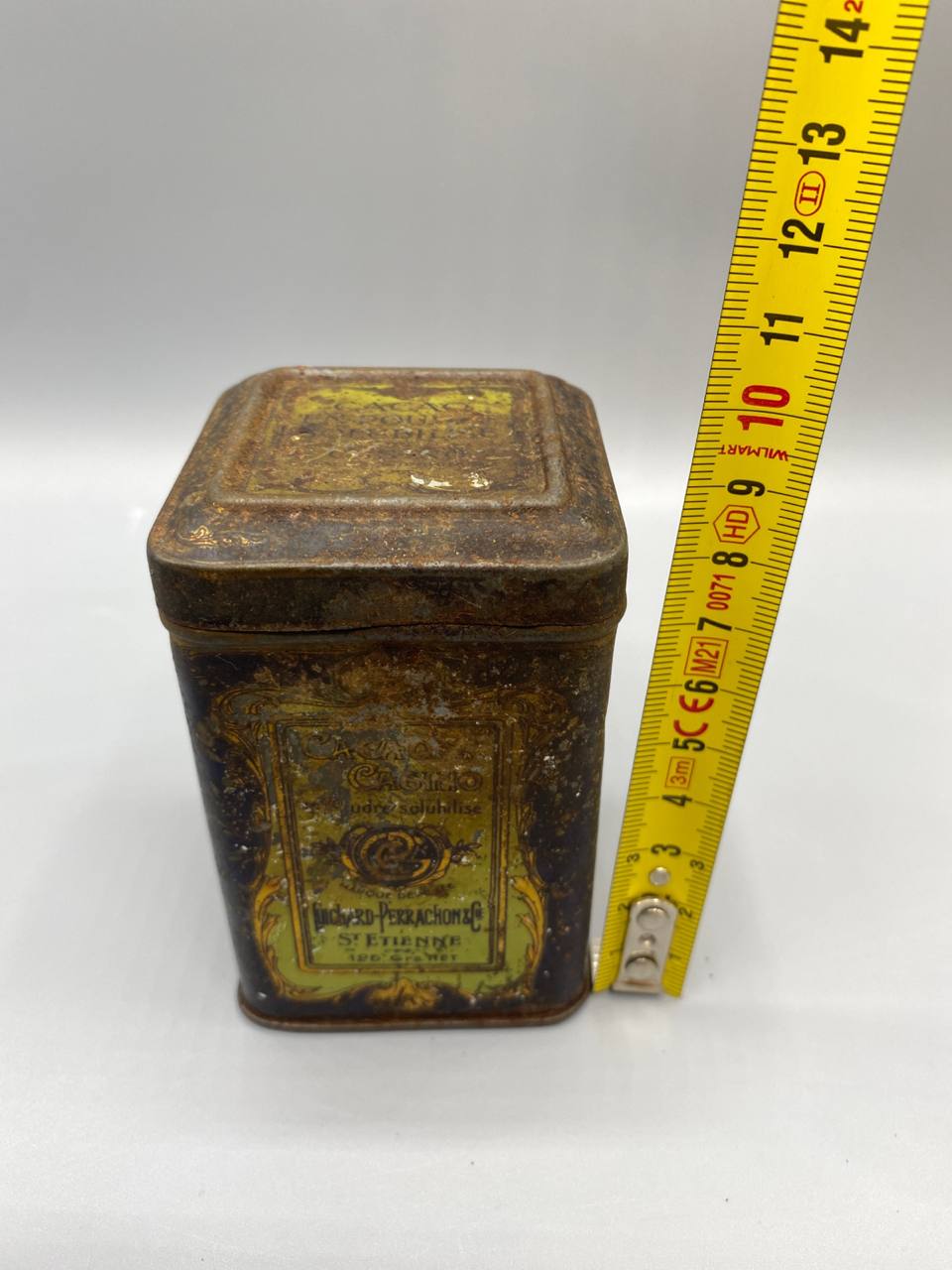 Boîte Cacao Casino – vue avec mètre, hauteur environ 12 cm