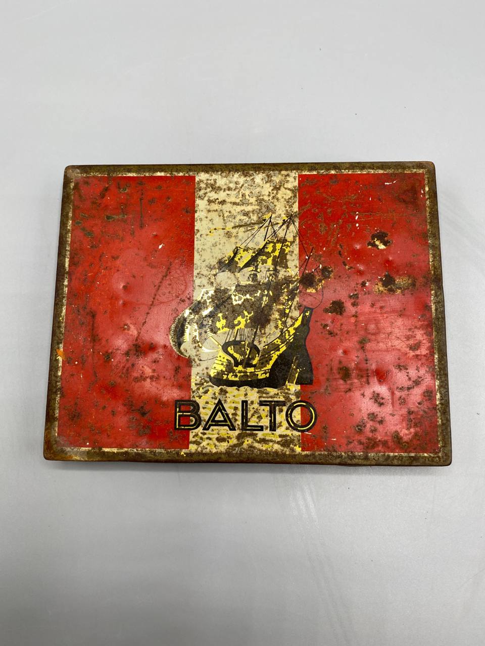 Boîte cigarettes Balto – vue de dessus légèrement décalée, détail typographie Art Déco