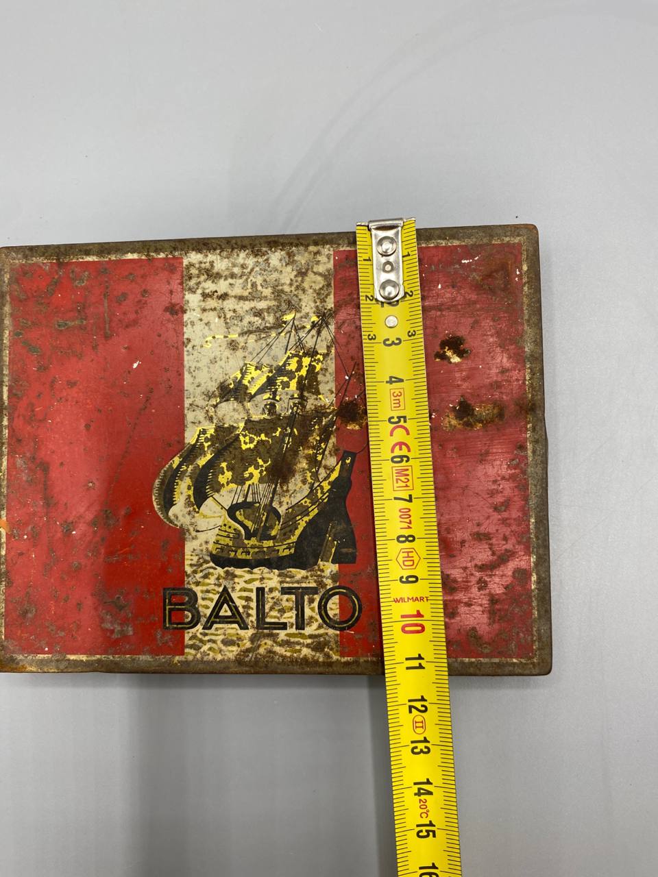Boîte cigarettes Balto – vue avec mètre, hauteur environ 12 cm
