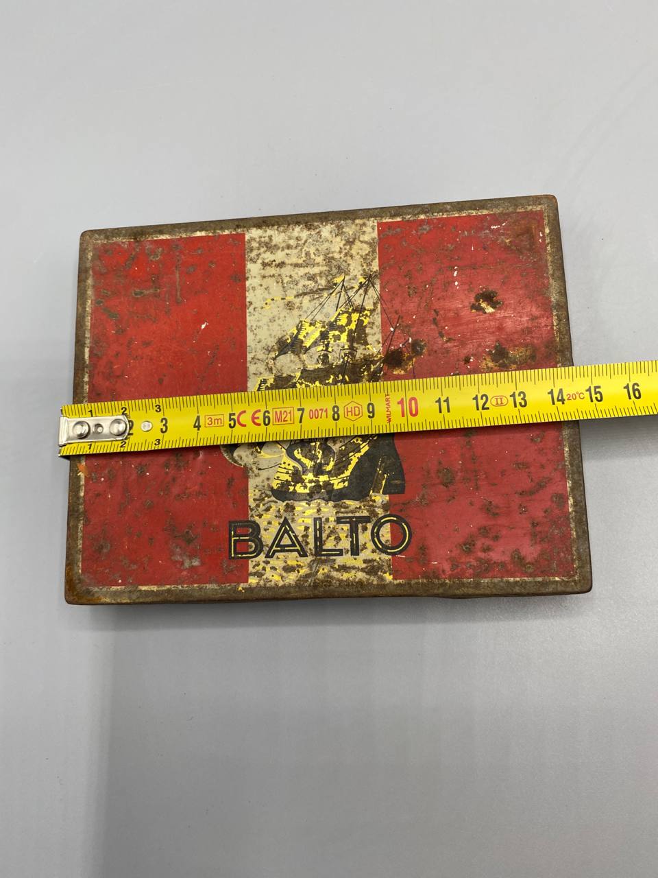 Boîte cigarettes Balto – vue avec mètre, largeur environ 15 cm
