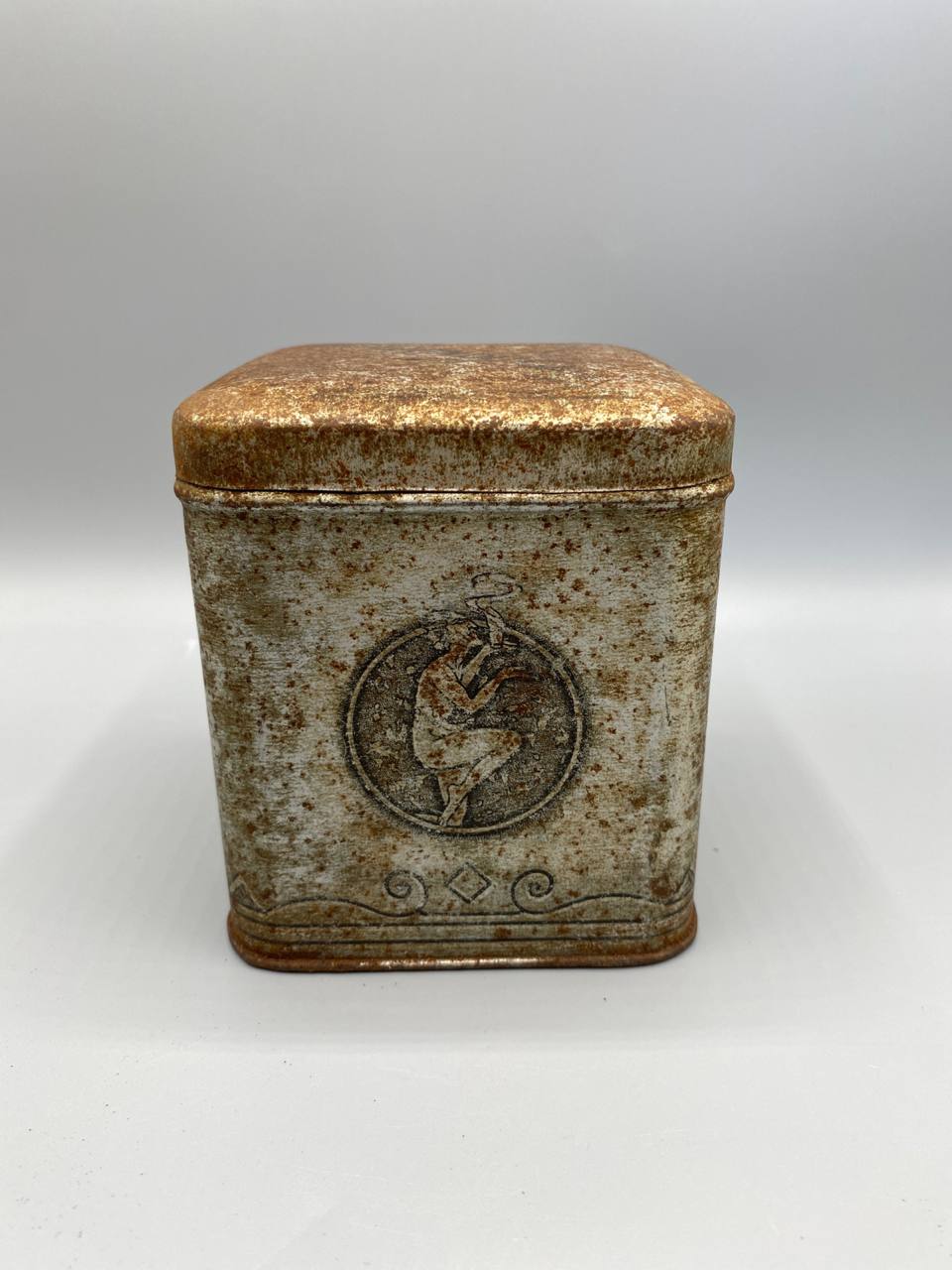 Boîte café P.D.V. – face médaillon, figurine allégorique féminine en relief repoussé Art Nouveau
