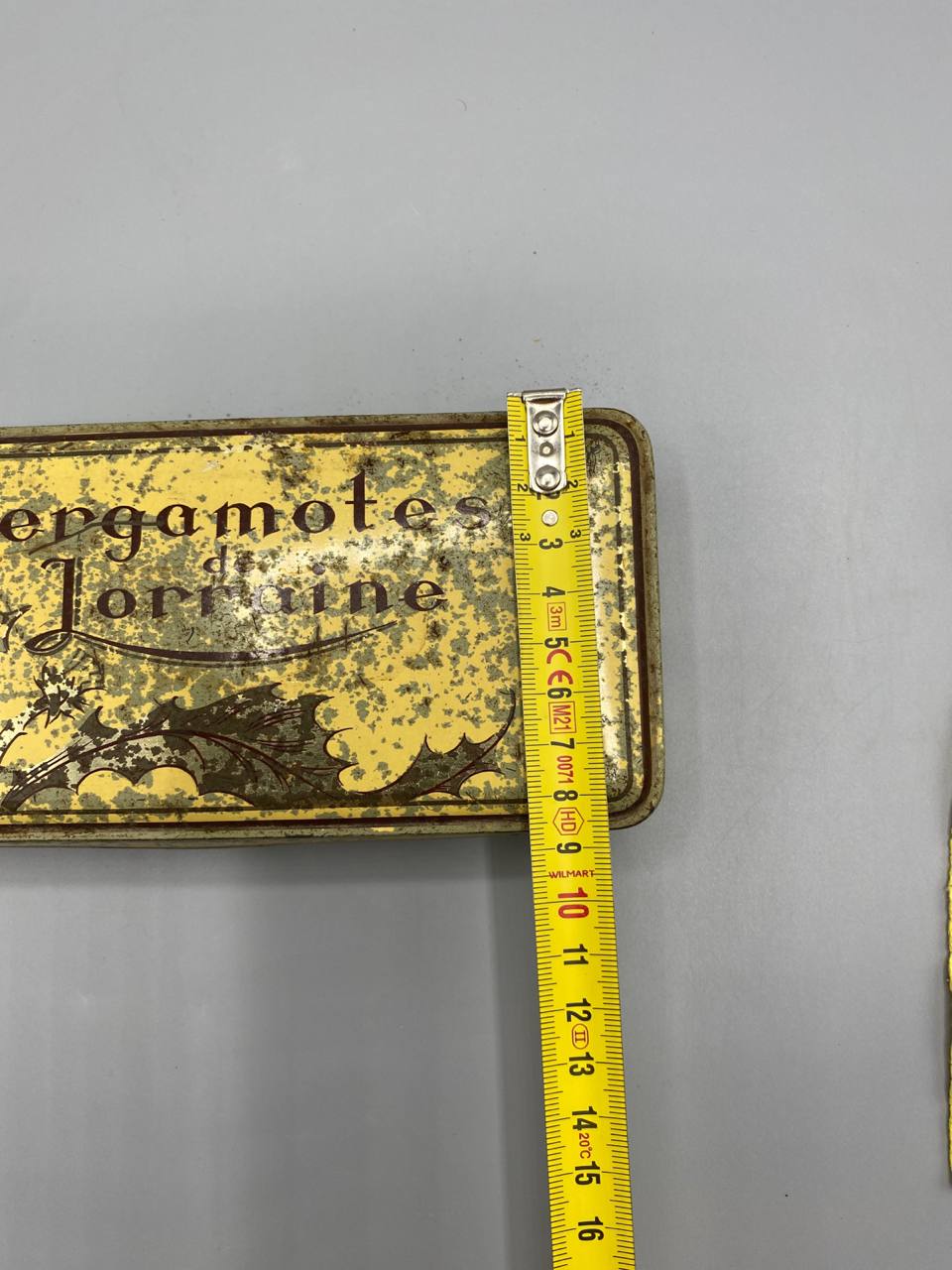 Boîte Bergamotes de Lorraine – vue avec mètre, hauteur environ 9 cm