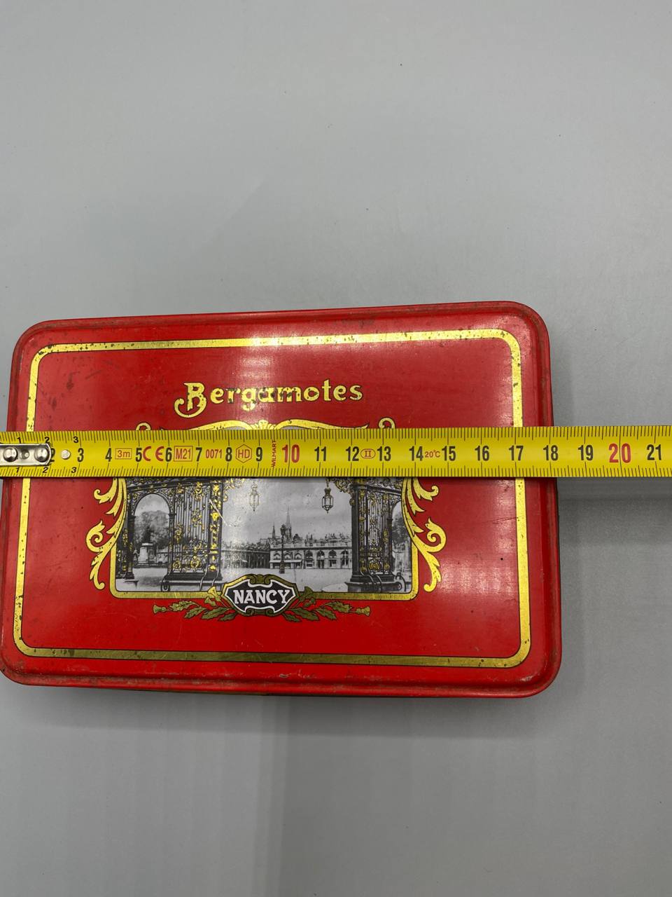 Boîte Bergamotes Nancy – vue avec mètre, longueur environ 21 cm