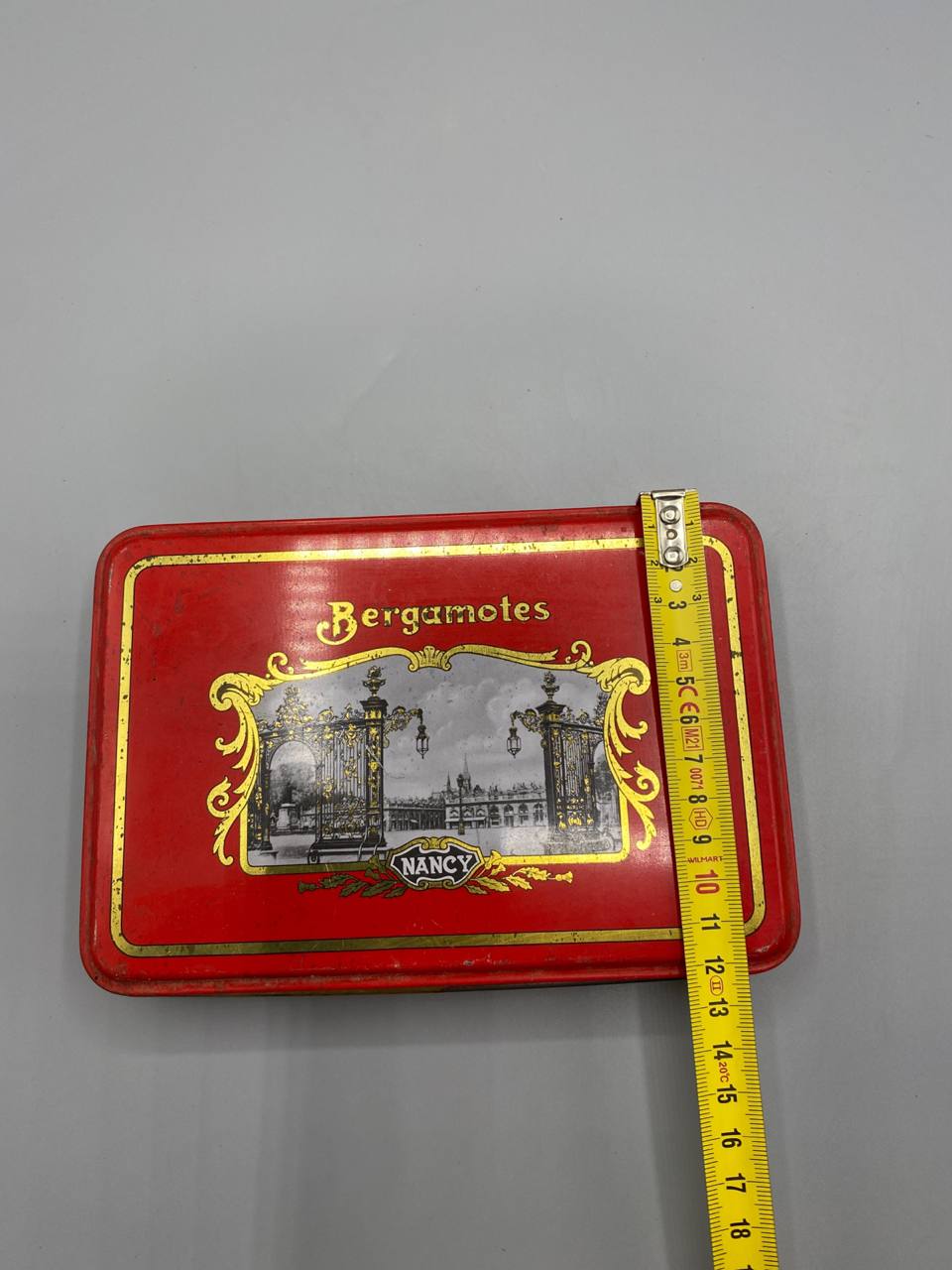 Boîte Bergamotes Nancy – vue avec mètre, hauteur environ 14 cm