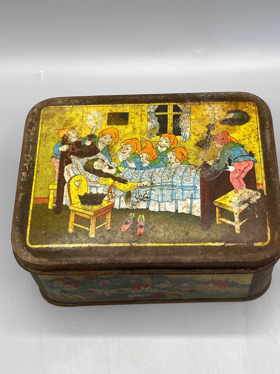 Boîte biscuits Blanche-Neige – vue de trois quarts, couvercle et face latérale avec Blanche-Neige et le Prince