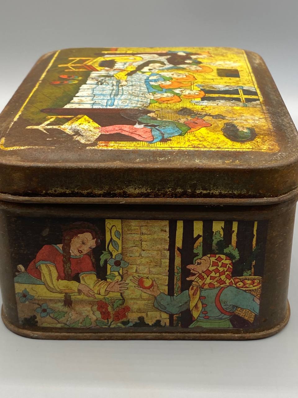 Boîte biscuits Blanche-Neige – fond, marquage fabricant en relief partiellement lisible