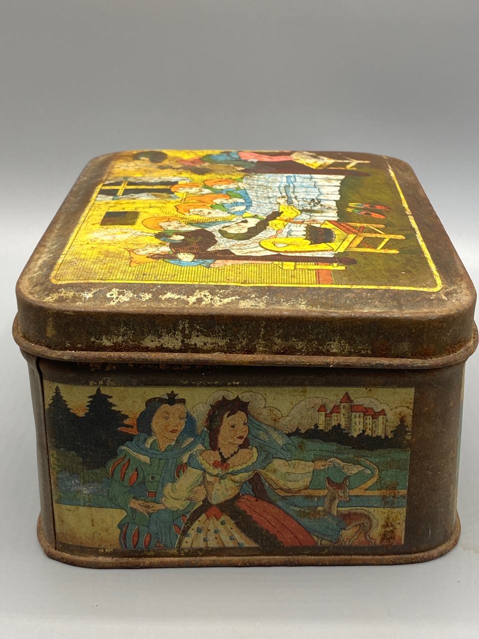 Boîte biscuits Blanche-Neige – vue avec mètre, longueur environ 20 cm
