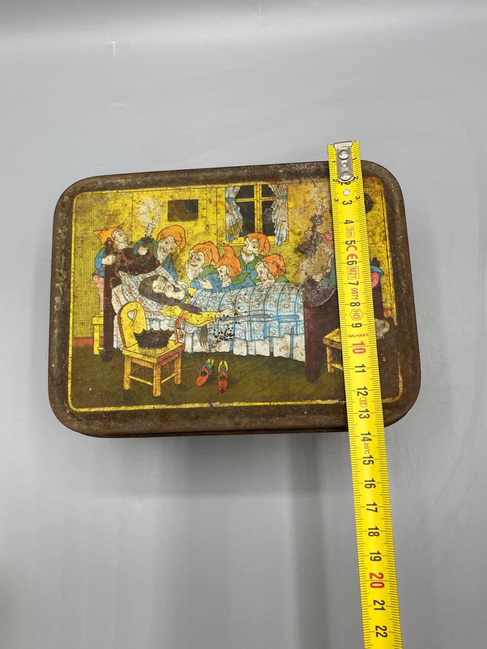 Boîte biscuits Blanche-Neige – face latérale, Blanche-Neige et le Prince devant le château