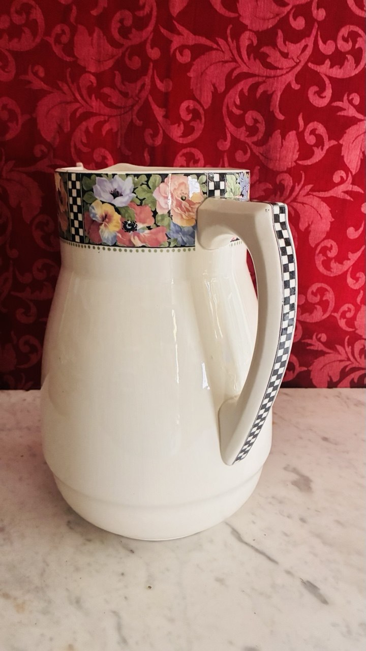 Détail de la marque Betty U et Cie sur le fond de la cuvette