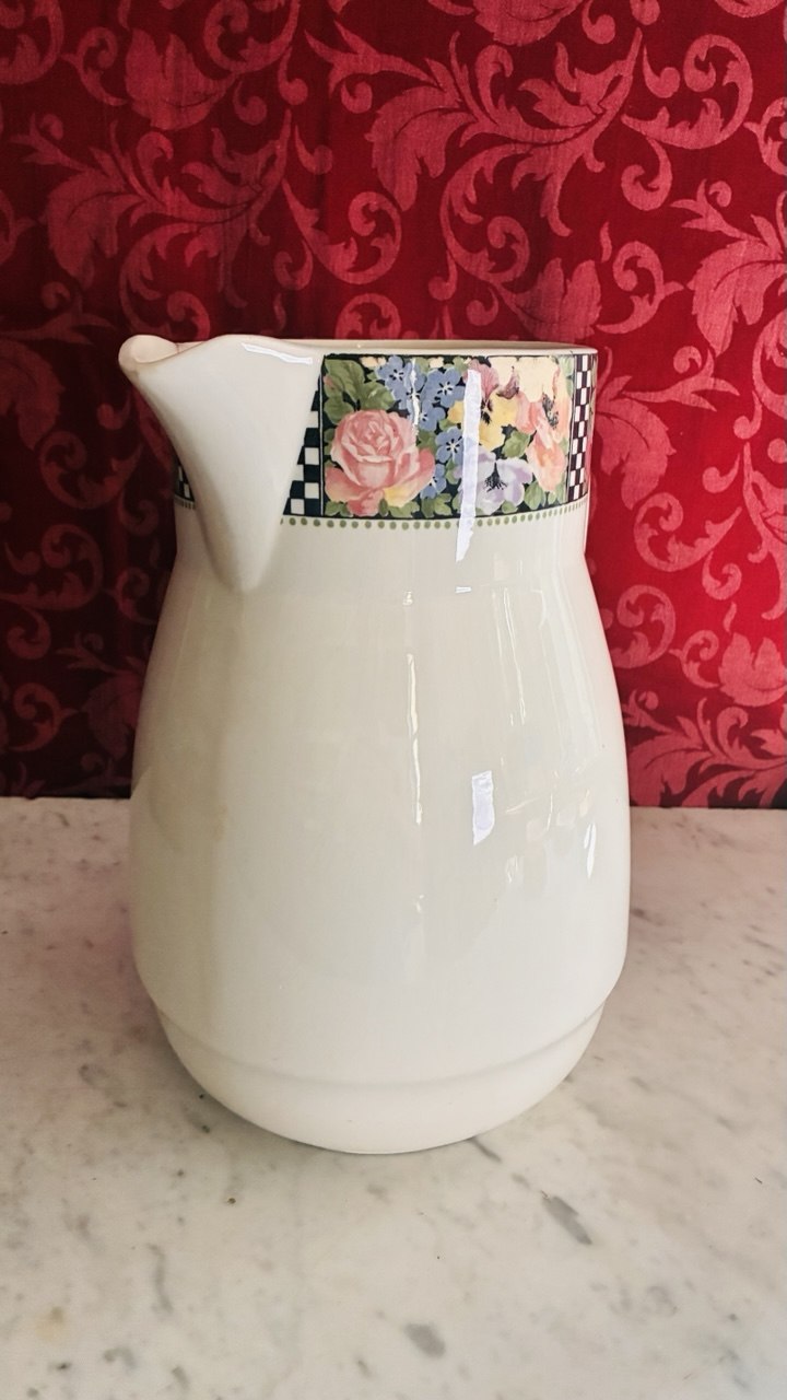 Broc Longwy Betty, décor floral et damier noir et blanc, vue de face